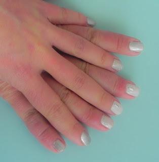 Manicura en tonos blancos + Mi neceser de CosmetiChollos