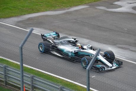 Mercedes estrena el W08 en Silvertone | Hamilton ya rueda en pista