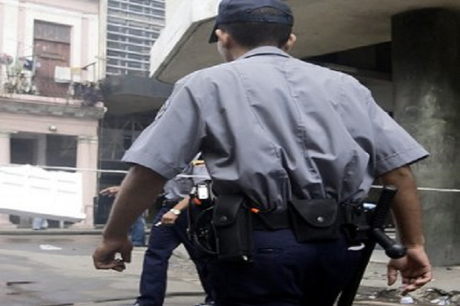 EN VIDEO: Cubanos indignados arremeten contra policía