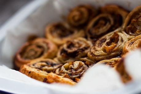 tartitas de hojaldre Rollitos dulces de naranja y chocolate rollitos de canela recetas faciles recetas delikatissen postres con hojaldre y chocolate hojaldre con chocolate y naranja espirales de hojaldre cinnamon rolls bollería casera 