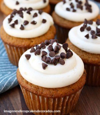 cupcakes de chispas de chocolate crema cupcakes de chispas de chocolate crema