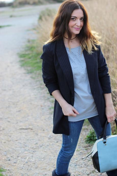Look con blazer de rayas diplomáticas