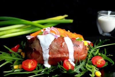 Batata asada rellena con salsa de yogur y ajo asado