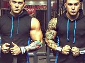 Mira hombres fuertes gimnasio cuerpos musculosos