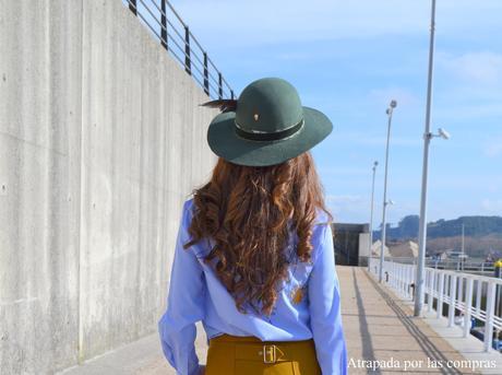 CAMISA BORDADA Y PANTALON CROPPPED CON BANDA LATERAL