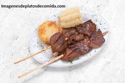 platos tipicos nacionales anticuchos