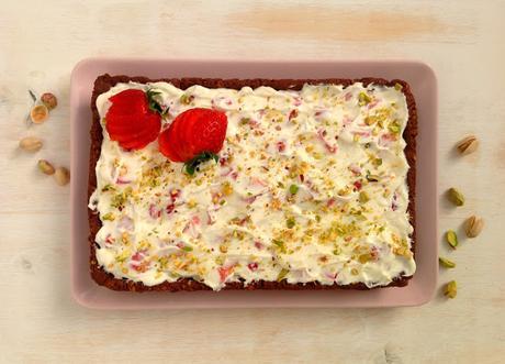 Tarta de chocolate y pistacho con  fresas