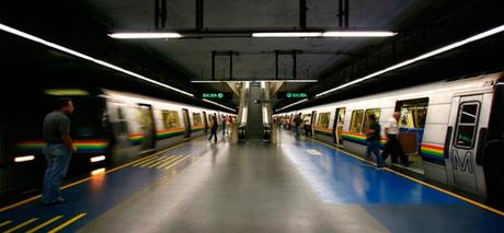 Murió tras ser aprisionado por puerta del Metro #Caracas #Venezuela