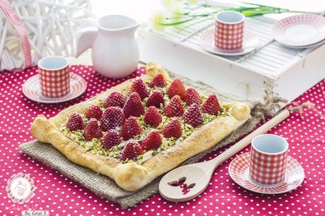 Receta fácil de Hojaldre de Fresas con Queso Crema y Pistacho
