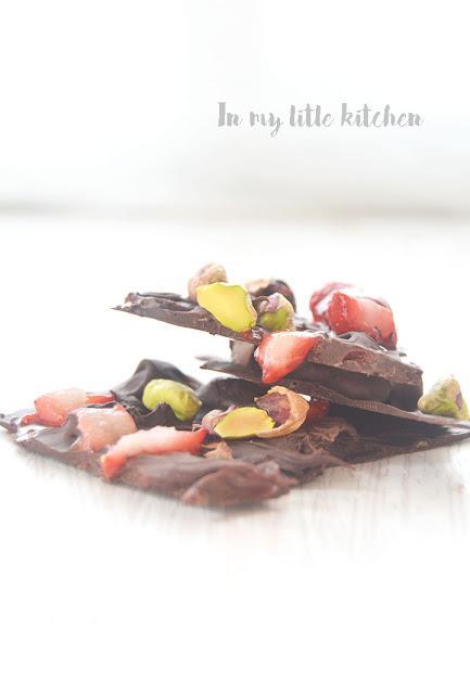 Reto Alfabeto Dulce: Rocas de chocolate, fresas y pistachos.
