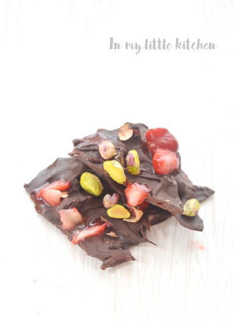 Reto Alfabeto Dulce: Rocas de chocolate, fresas y pistachos.