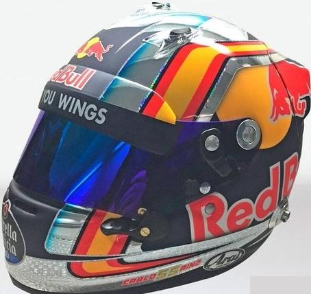 Carlos Sainz muestra el casco que usará en la temporada 2017 de F1