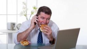 7 malas prácticas NO saludables que cometemos por exceso de trabajo