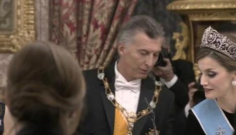 Reina Letizia corrige a Macri una grave falta en la mesa durante una cena: esto hizo mal #España #Argentina (VIDEO)