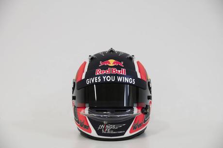 Carlos Sainz y Daniil Kvyat, presentan sus cascos para la temporada 2017 de F1