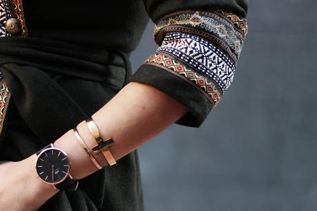 Abrigo étnico Surkana + jeans blancos Abrigo étnico Surkana + jeans blancos