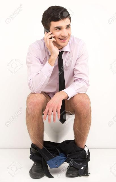 El importante motivo por el que no deberías usar tu móvil en el baño (POPO)