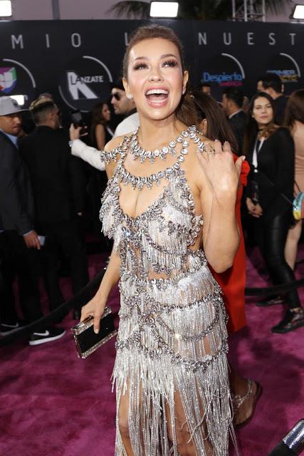 Thalia tuvo que cortar su vestido de Premios lo Nuestro para quitárselo (VIDEO)
