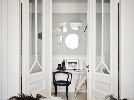 Un tercio de la vivienda para la cocina sillas thonet 209 pisos con paredes de cristal piso sueco gran mesa comedor decoración interiores cocina grande piso pequeño casas amplias para dos blog decoración nórdica 