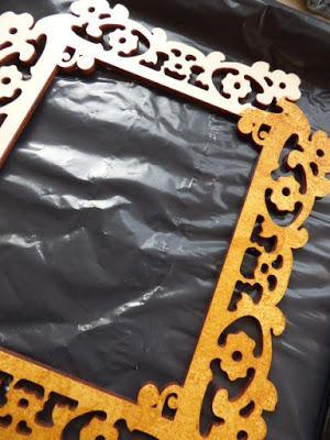 Con un marco calado.....