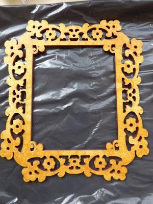 Con un marco calado.....