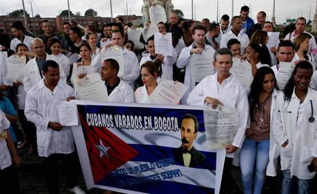 EN VIDEO: Médicos cubanos duermen en las calles en Colombia esperando una respuesta de EE.UU