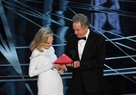 Confusión INÉDITA: “Moonlight” recupera de “La La Land” el Oscar a Mejor Película