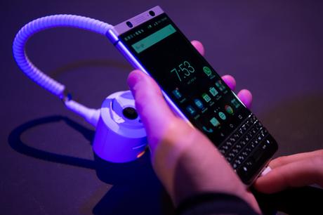 Descubre en detalle cómo es el nuevo celular #Blackberry KEYone (FOTO)