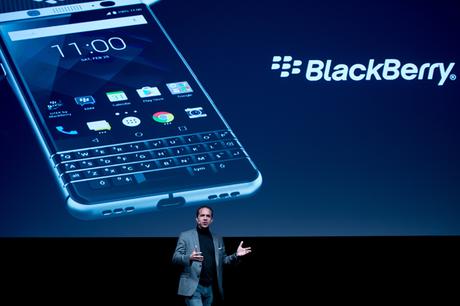 Descubre en detalle cómo es el nuevo celular #Blackberry KEYone (FOTO)