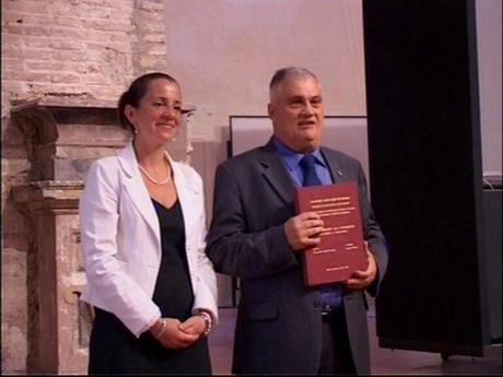 Hombre de 70 años de edad tiene el récord Guinness de mayor cantidad de títulos universitarios