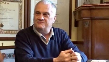 Hombre de 70 años de edad tiene el récord Guinness de mayor cantidad de títulos universitarios