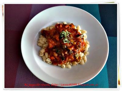 Caracolas con verduras y salsa de tomate casera