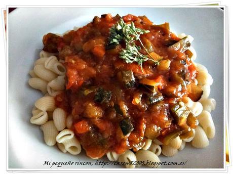 Caracolas con verduras y salsa de tomate casera