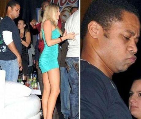 Hombres pillados mientras veían indiscretamente a una chica