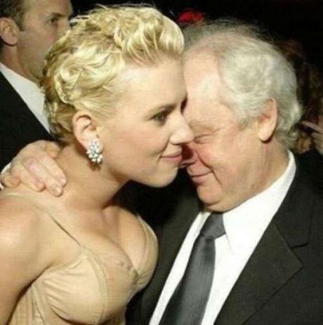 Hombres pillados mientras veían indiscretamente a una chica