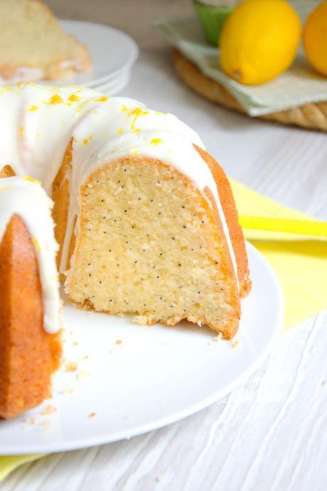 Bundt cake de limón y semillas de amapola clásico