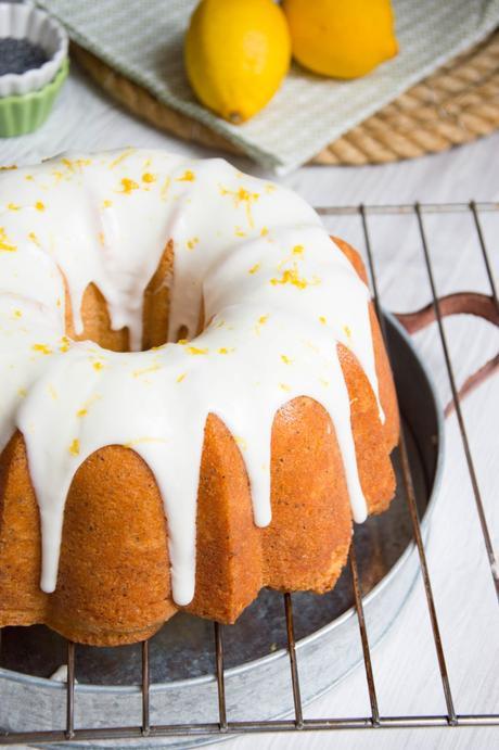 Bundt cake de limón y semillas de amapola clásico