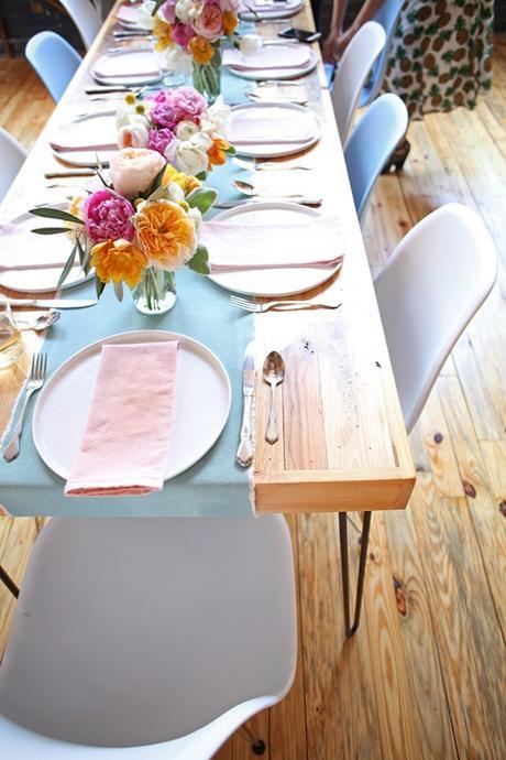 Color y primavera sobre la mesa bouquets primavera