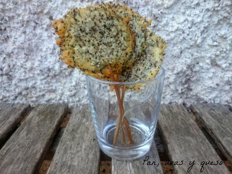 Piruletas de Parmesano y semillas