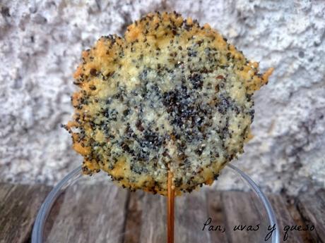 Piruletas de Parmesano y semillas