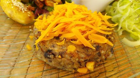 Hamburguesas mexicanas de judías negras con yuca frita