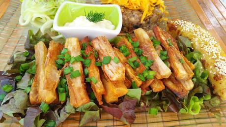 Hamburguesas mexicanas de judías negras con yuca frita