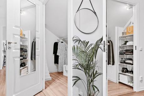 salón buhardilla pared de cristal estilo nórdico distribución diáfana distribución abierta decoración viviendas pequeñas decoración practica y acogedora decoración minipisos decoración en blanco decoración áticos blog interiores 