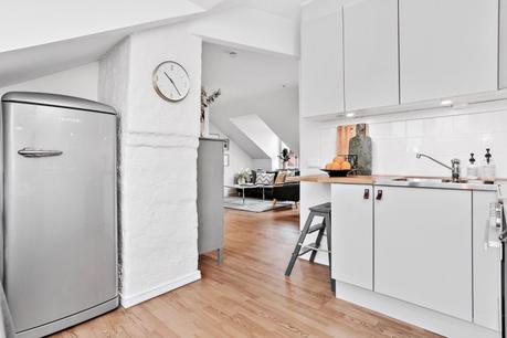 salón buhardilla pared de cristal estilo nórdico distribución diáfana distribución abierta decoración viviendas pequeñas decoración practica y acogedora decoración minipisos decoración en blanco decoración áticos blog interiores 