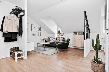 salón buhardilla pared de cristal estilo nórdico distribución diáfana distribución abierta decoración viviendas pequeñas decoración practica y acogedora decoración minipisos decoración en blanco decoración áticos blog interiores 