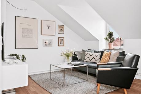 salón buhardilla pared de cristal estilo nórdico distribución diáfana distribución abierta decoración viviendas pequeñas decoración practica y acogedora decoración minipisos decoración en blanco decoración áticos blog interiores 