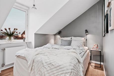 salón buhardilla pared de cristal estilo nórdico distribución diáfana distribución abierta decoración viviendas pequeñas decoración practica y acogedora decoración minipisos decoración en blanco decoración áticos blog interiores 