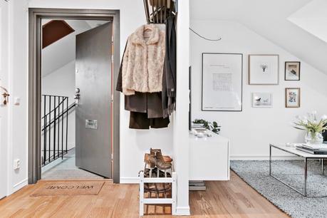 salón buhardilla pared de cristal estilo nórdico distribución diáfana distribución abierta decoración viviendas pequeñas decoración practica y acogedora decoración minipisos decoración en blanco decoración áticos blog interiores 