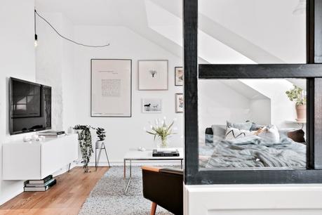 salón buhardilla pared de cristal estilo nórdico distribución diáfana distribución abierta decoración viviendas pequeñas decoración practica y acogedora decoración minipisos decoración en blanco decoración áticos blog interiores 