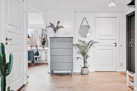 salón buhardilla pared de cristal estilo nórdico distribución diáfana distribución abierta decoración viviendas pequeñas decoración practica y acogedora decoración minipisos decoración en blanco decoración áticos blog interiores 